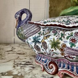 Blomster terrin, Svaner