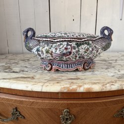 Blomster terrin, Svaner