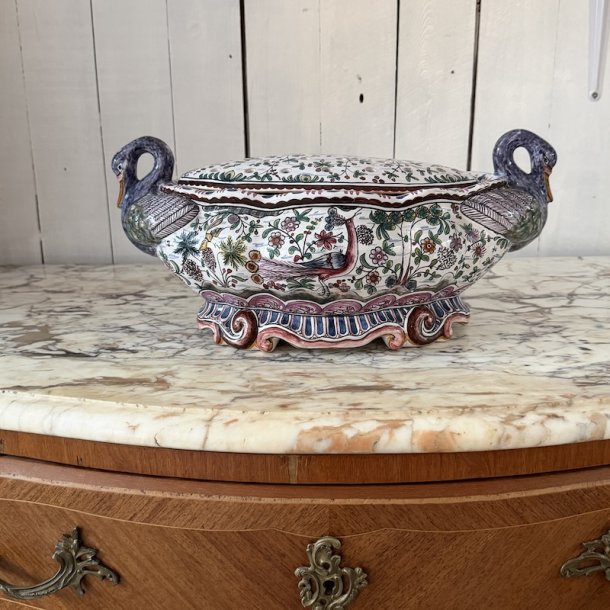 Blomster terrin, Svaner