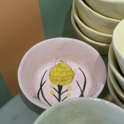 Lyserd skl, gul lukket blomst