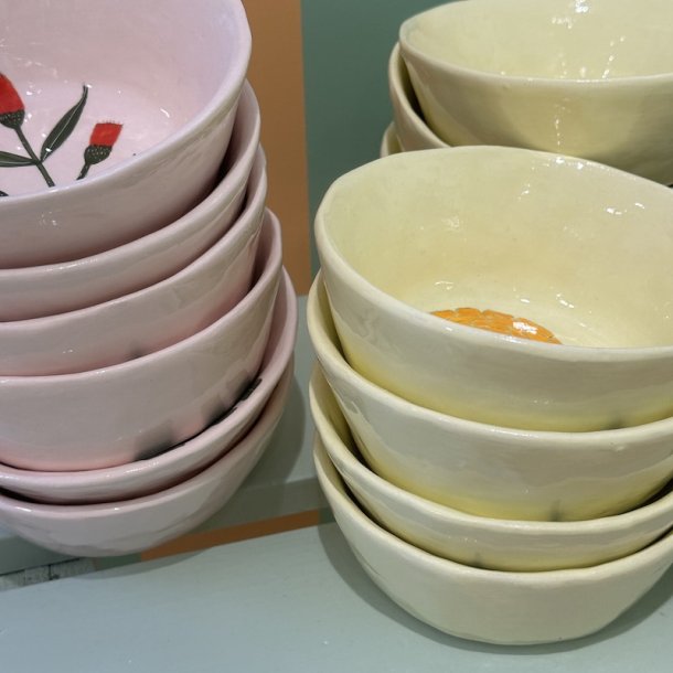 Lysegul skl, gul blomst