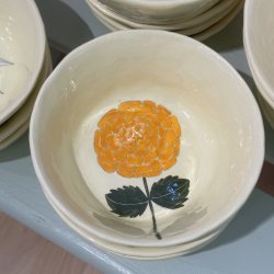 Lysegul skl, orange blomst