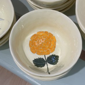 Lysegul skl, orange blomst