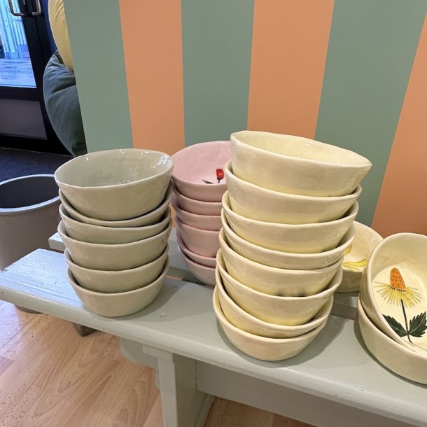 Lysegul skl, gul blomst