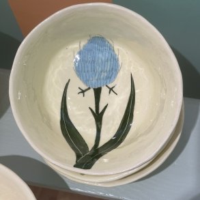 Lysegul skl, lysebl lukket blomst