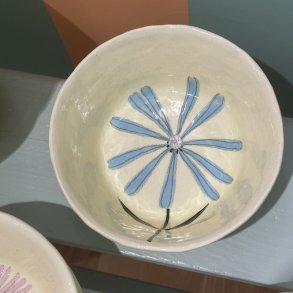 Lysegul skl, stor lysebl blomst