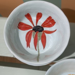 Lysebl skl, rd blomst