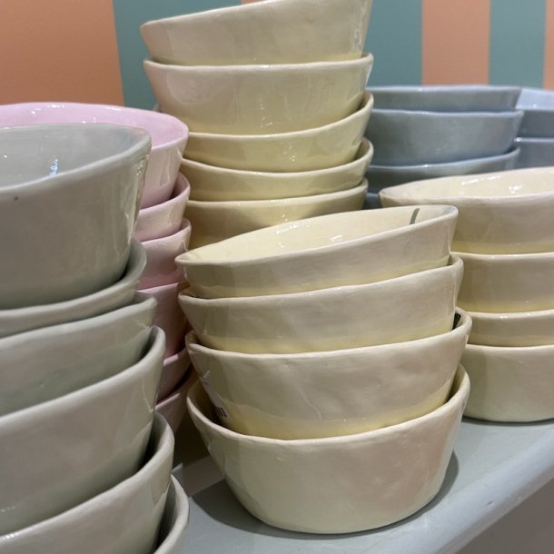 Lysegul skl, gul blomst