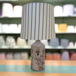 Bordlampe, hvid m brune blomster