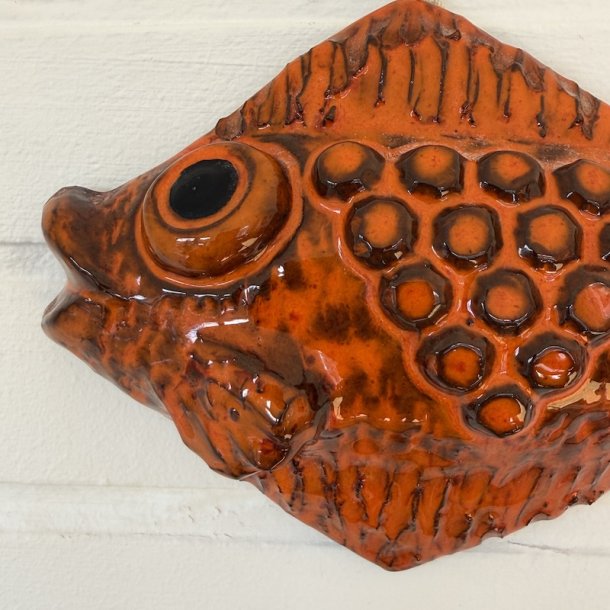 Fisk, relief, orange