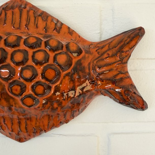 Fisk, relief, orange