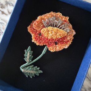 Golden Valmue broche