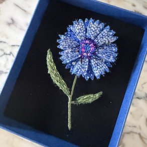 Blue bottleflower, broche
