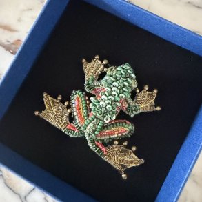 Green Flying frog broche