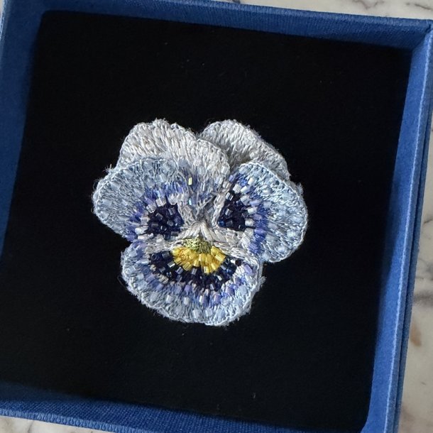 Blue pancy, broche