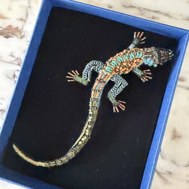 Caiman Lizard broche