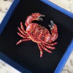 Red rock krabbe, broche