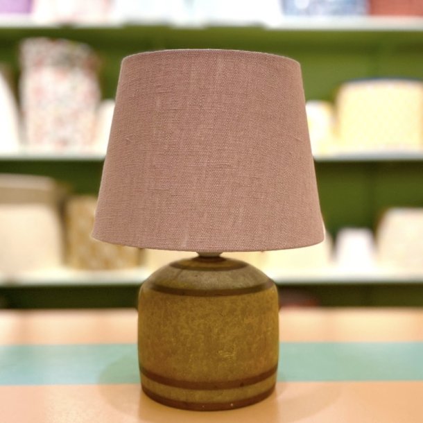 Nr 261 - Hndlavet lampeskrm i Lyserd eksklusiv hr